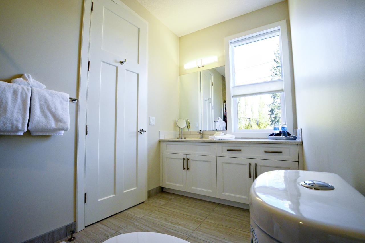 Novel Bed And Breakfast YYC Екстериор снимка