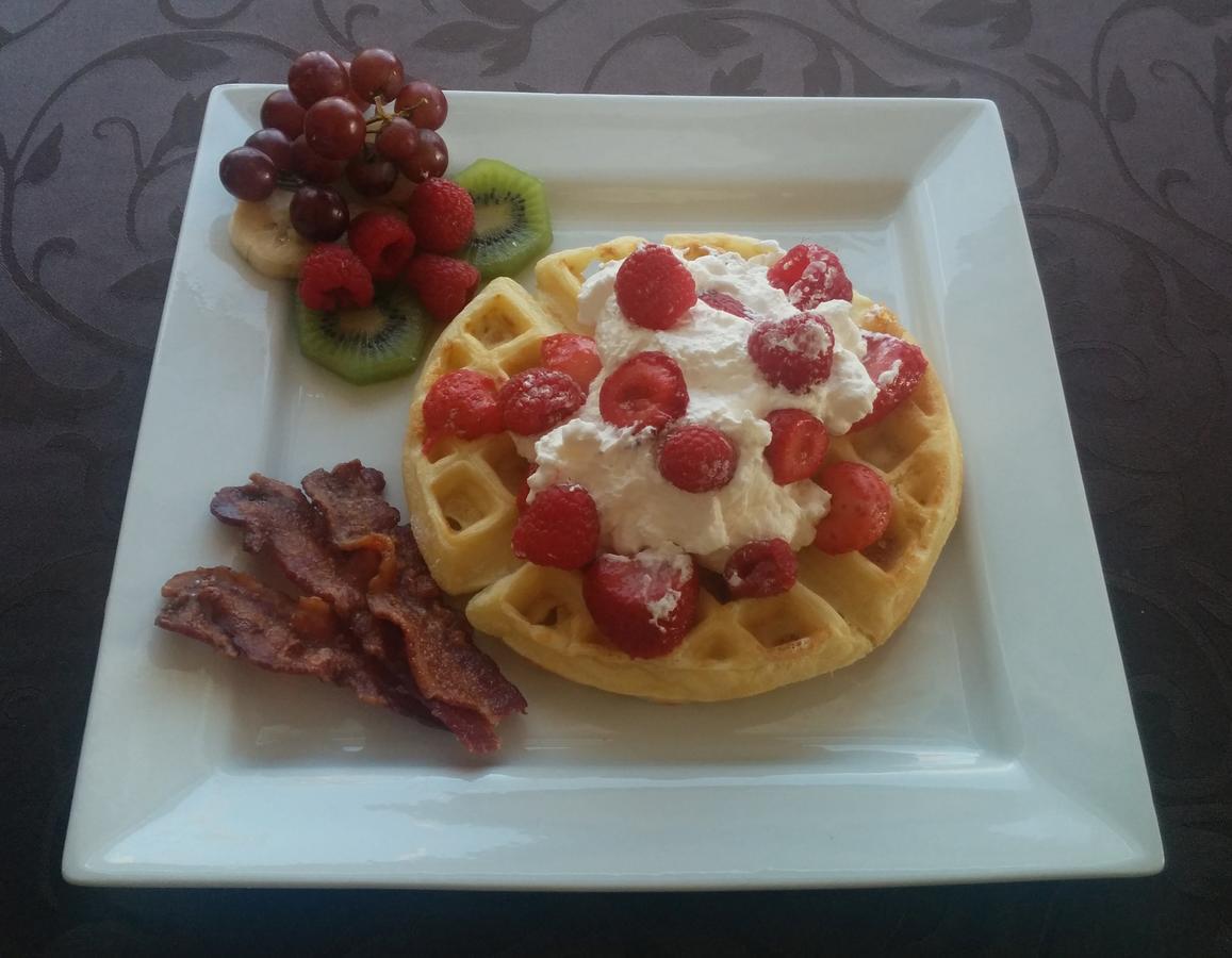 Novel Bed And Breakfast YYC Екстериор снимка