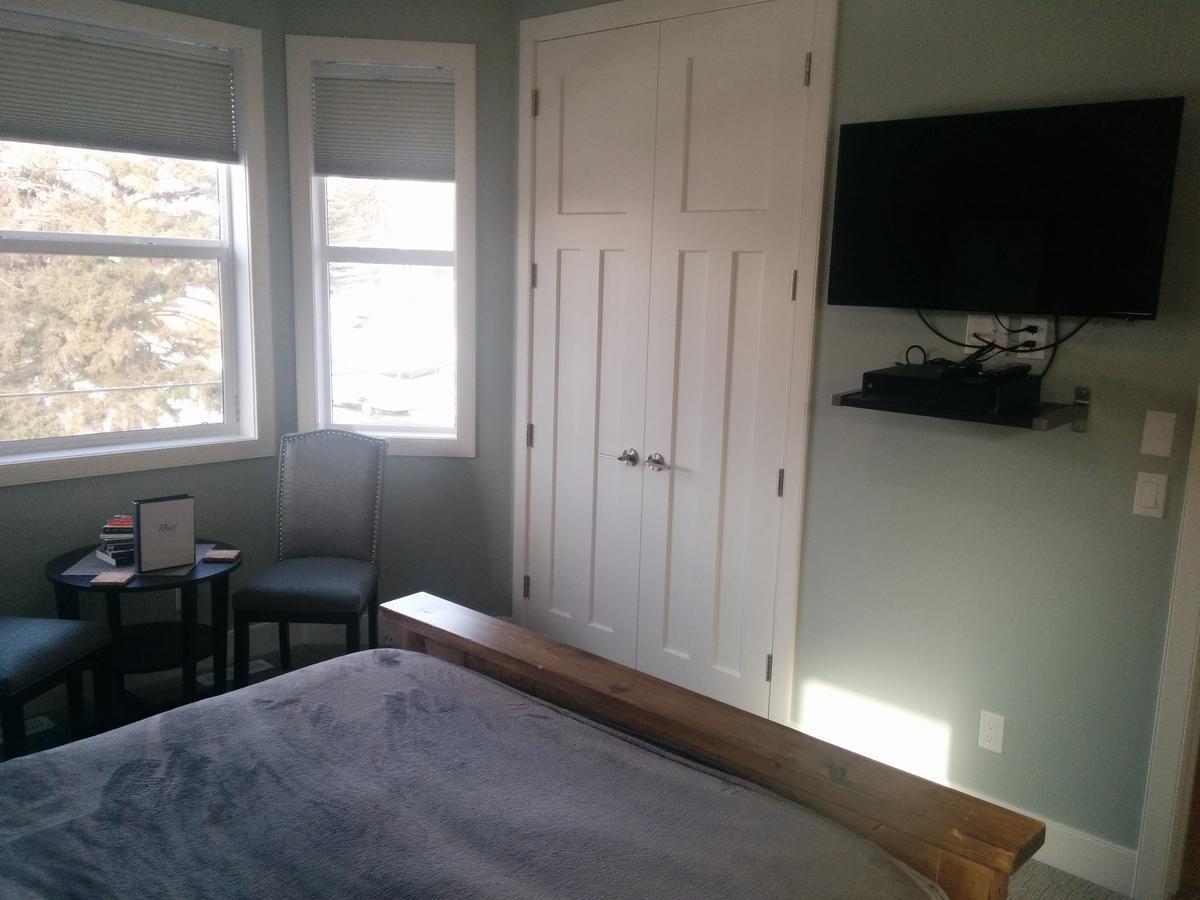 Novel Bed And Breakfast YYC Екстериор снимка